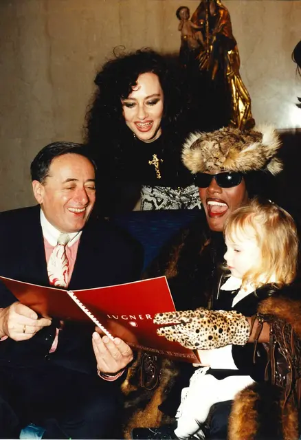 Grace Jones zeigte sich von der wilden Seite und hatte mit ihrem damaligen Neo-Freund heiße Zeiten in der Lugners Loge. Davon erzählt Lugner heute noch. | Foto: Richard Lugner