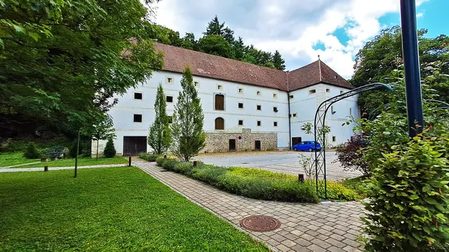 ... neben dem denkmalgeschützten, mittelalterlichen Getreidespeicher (Schüttkasten) ... | Foto: © Silvia Plischek