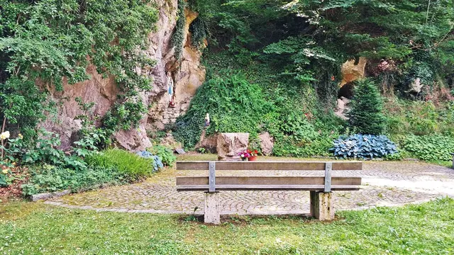 Seitlicher Blick in die Mariengrotte, ... Schüttkastenhöhle rechts oben. ... | Foto: © Silvia Plischek