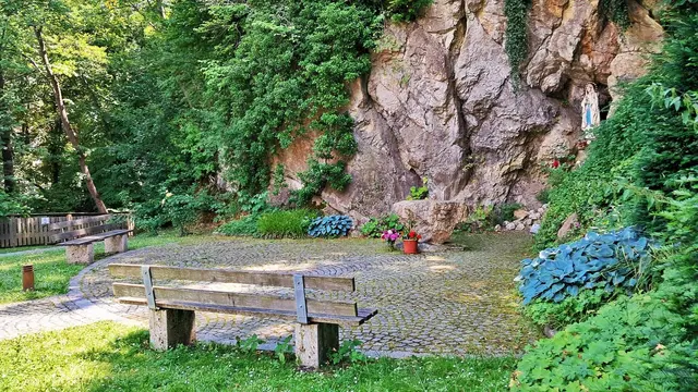 Die Mariengrotte von der gegenüberliegenden Seite betrachtet, ... links im Bild (beim Geländer) der dem Sattelbach entlang verlaufende Weg zur Kerzenhöhle, in der ...
 | Foto: © Silvia Plischek