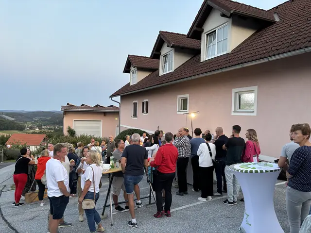 Bereits lange vor Beginn des Films füllte sich das Gelände mit Besucherinnen und Besuchern.