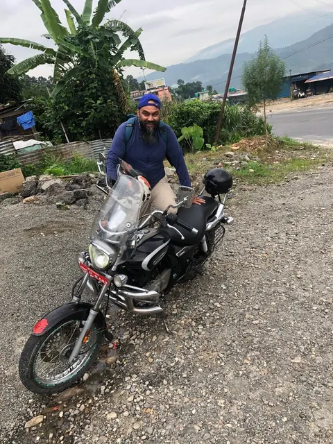 Mit dem Motorrad geht es mit einem Mitarbeiter der Organisation fünf Stunden durch den Dschungel zur Praktikumsstelle.