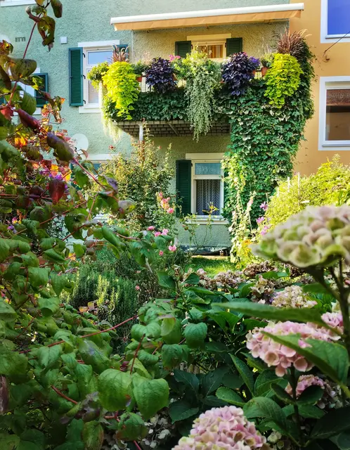 Die Eggenbergerin Christine Mudrak fühlt sich im natürlichen Farbenmix ihres Zuhauses besonders wohl. | Foto: Christine Mudrak