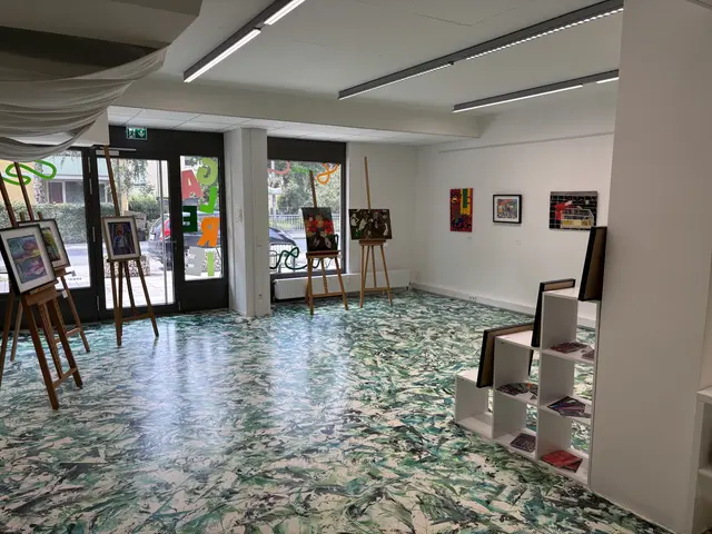 Die "M7-Galerie", in der die Kunstwerke der KünstlerInnen ausgestellt sind und erworben werden können. Wenn ein Kunstwerk im "M7-Atelier" entsteht, bekommt der/die KünstlerIn 50 Prozent vom Preis, wenn es nur ausgestellt wird, dann 80 Prozent. | Foto: Schrofner