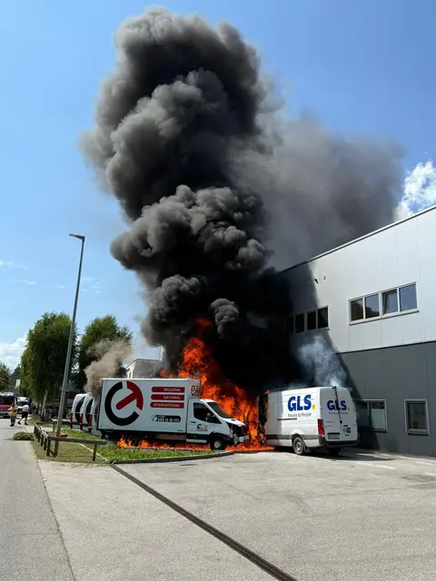 Am Donnerstag, 7. August, kam es um 14:30 Uhr im Bereich der Schlöglstraße zu einem Fahrzeugbrand. Das Feuer breitete sich dann auf weitere Fahrzeuge aus und in weiterer Folge auch auf ein angrenzendes Gebäude.  | Foto: FF Hall