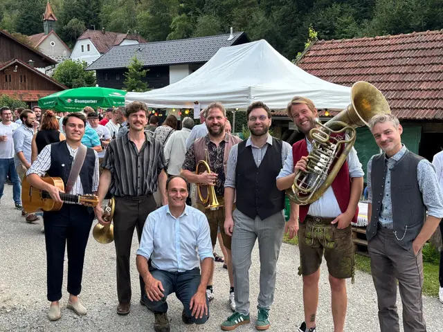 Matthias Ziegler (in der Hocke) – Chef des Passauer Scharfrichterhauses hatte einen guten Riecher. Die erste Vorstellung beim Kneiding Open Air mit der Kapelle „so&amp;so“ war ausverkauft. | Foto: Franz Gruber