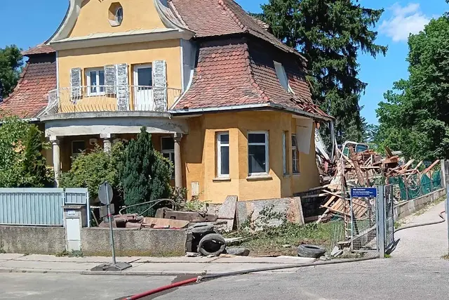 Abriss der "Villa Erna" in der Franz-Graßler-Gasse.  | Foto: privat/z.V.g.