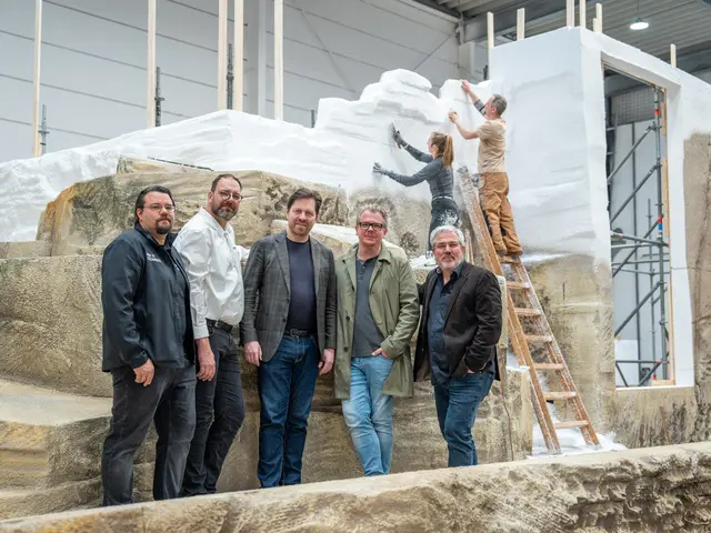 Christopher Winter (rechts) und Daniel Serafin (Mitte) In den Werkstätten von Winter Artservice.  | Foto: Valentina Marinelić/MeinBezirk