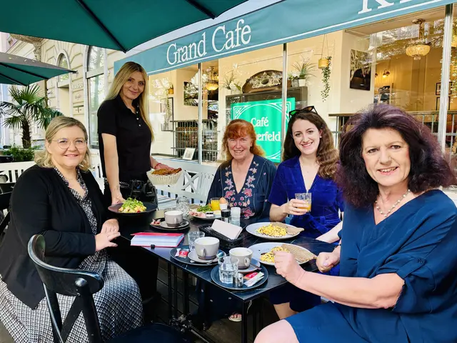 Morgens im Café Kaiserfeld: Sori Scholz (2. v. l.) servierte Martina Maros-Goller (l.) und Sonja, Julia und Maria Gaberszik (v. l.) köstliches Frühstück. | Foto: MeinBezirk/Andreas Strick