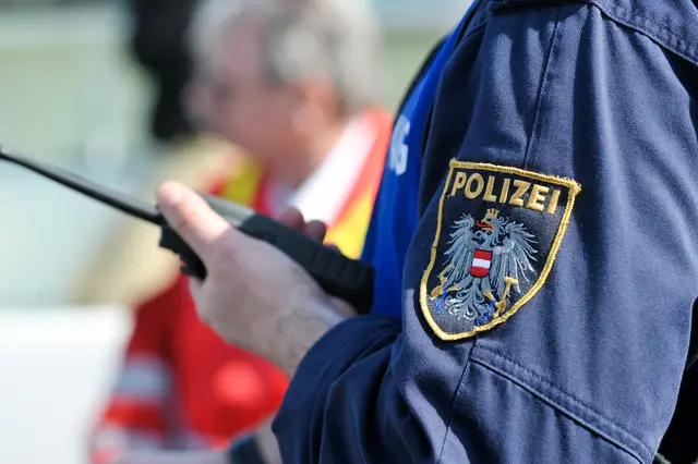 Vor zwei Jahren wurde ein erfahrener Kriminalbeamter in seiner Dienststelle nackt, stark betrunken und angekotet am Boden schlafend gefunden. (Symbolfoto) | Foto: Gerald Holoubek / EXPA / picturedesk.com