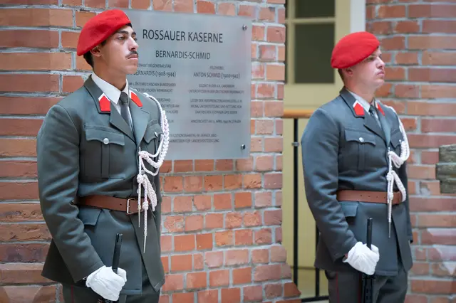 Das österreichische Bundesheer würdigte den hingerichteten militärischen Widerstandskämpfer Robert Bernardis. | Foto: HBF/Gunter Pusch