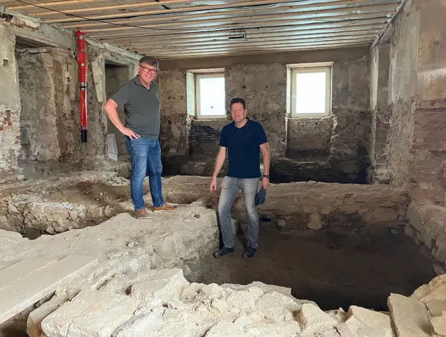 Bürgermeister P. Grafeneder und Bauherr L. Birklbauer begutachten die ersten Mauerfunde | Foto: ZVG
