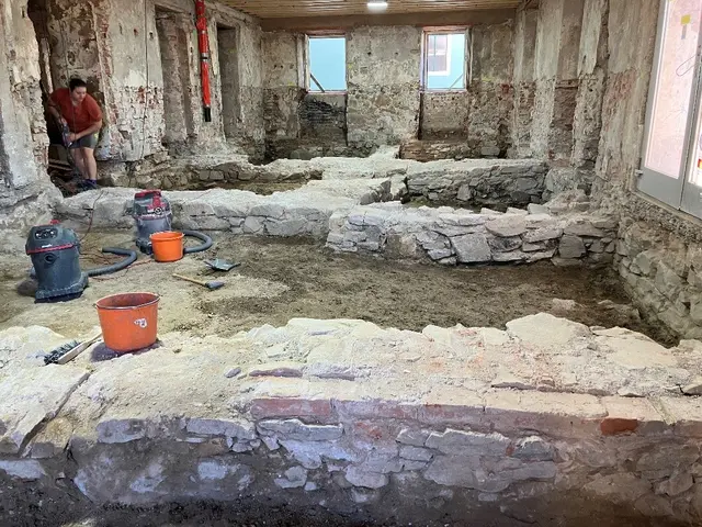 Einer der Archäologen bei der Arbeit | Foto: ZVG