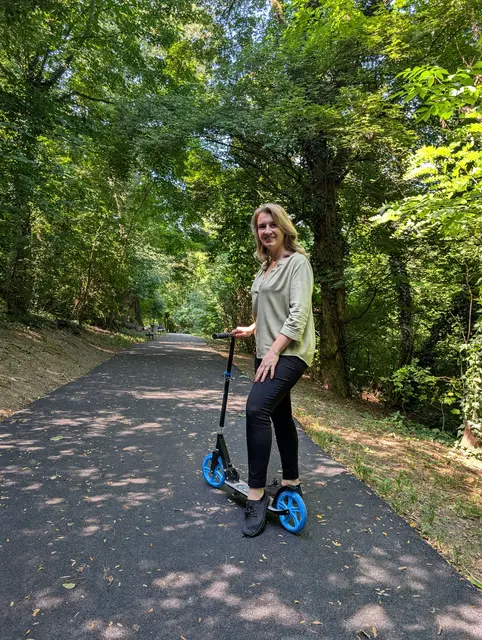 Bezirksvorsteherin Johanna Zinkl (ÖVP) hat den neuen Wege-Belag bereits getestet.  | Foto: BV Hietzing