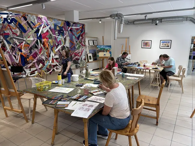 MeinBezirk zu Besuch im "M7-Atelier" beim offenen Ateliernachmittag in der Moosstraße. Einmal pro Woche finden inklusive Workshops im "M7-Atelier" statt. Laut den Verantwortlichen, für die Inklusion durch Kunst total erleichtert werden kann, werden sie sehr gut angenommen, auch von externen KünstlerInnen. | Foto: Schrofner