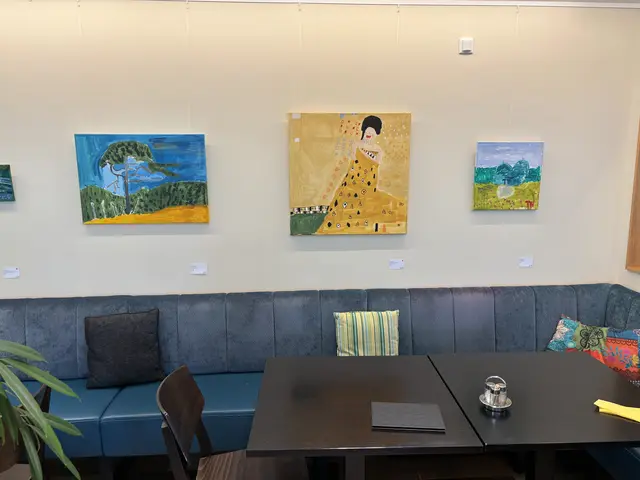 Auch im "M7-Café" sind die Kunstwerke der KünstlerInnen ausgestellt. | Foto: Schrofner