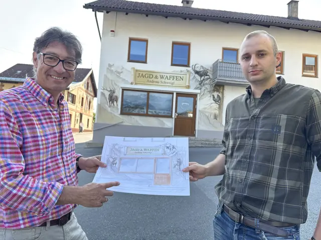 "Malerisches Eck": Meistermaler Martin Juen mit Jungunternehmer Andreas Schweigl vor dem vollendeten Werk, links hinten das bekannte historische Kluibenschedl-Haus.