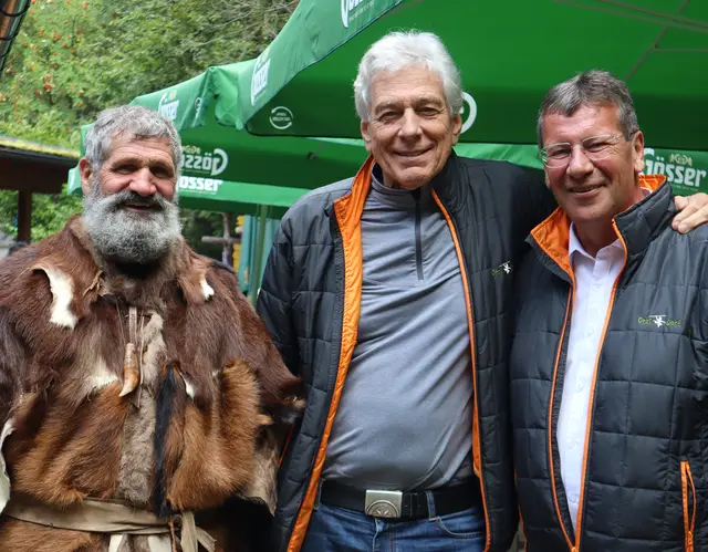 "Ötzi" Erich Schöpf, Prof. Leitner und Bürgermeister Jakob Wolf freuten sich über die gut besuchte Veranstaltung.  | Foto: Tatschl