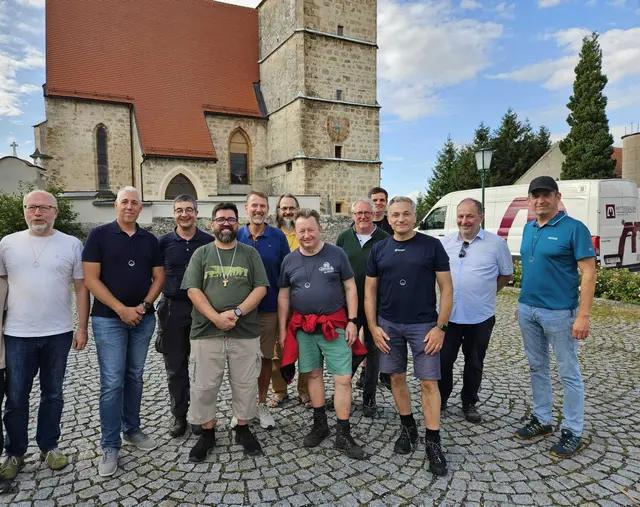 Die Reisegruppe aus Wien schoss ein Erinnerungsfoto vor der Pfarrkirche. | Foto: Gemeinde Kirchdorf