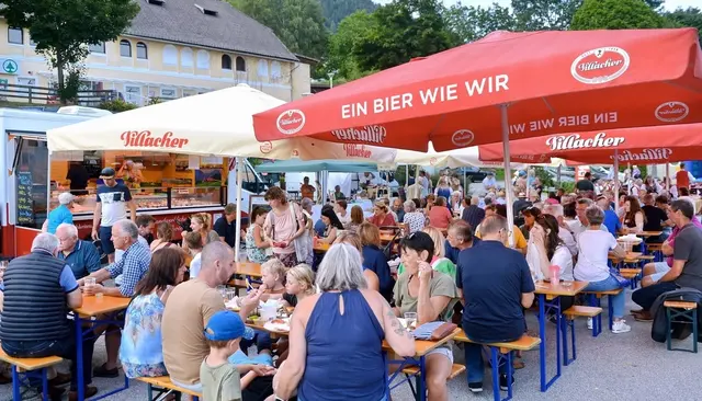 Der Schmankerlmarkt ist auch gesellschaftlicher Treffpunkt in St. Urban. | Foto: Kärnten Pictures