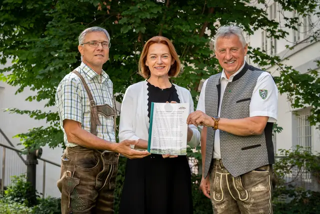 Die symbolische Übergabe des Forderungspapiers durch Bürgermeister Gruber an Agrarlandesrätin Simone Schmiedtbauer | Foto: Land Steiermark/Streibl