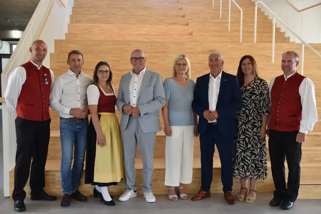 Kapellmeister Alexander Pongracz, PEB-Geschäftsführer Thomas Rosner, Stadtkapelle-Obfrau Angelika Bayer-Miertl, Bürgermeister Georg Rosner, Volksschul-Direktorin Roswitha Imre, Vizebürgermeister Michael Leitgeb, ZMS-Direktorin Ramona Tomisser und Stadtkapelle-Kassier Markus Knar | Foto: Michael Strini