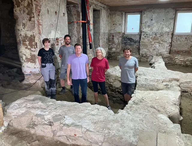 Das Team der Archäologen mit den Bauherren vor den Fundamenten des mittelalterlichen Turmes  | Foto: ZVG
