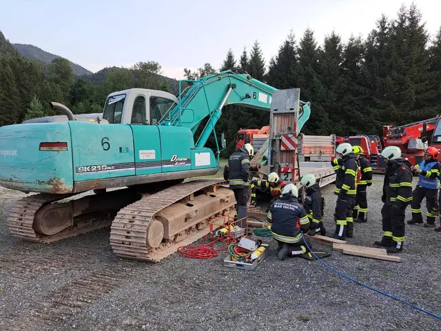 Übungsszenario: Eine unter einem Bagger eingeklemmte Person musste befreit werden. | Foto: ff-badischl.at