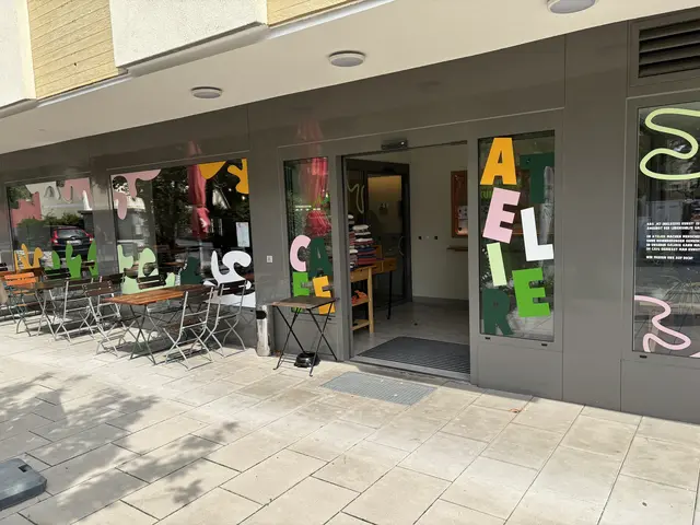 Links ist das Café, rechts befindet sich das Atelier. | Foto: Schrofner