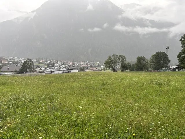 Auf dieser Fläche oberhalb des Friedhofs wird das Haus der Kinder errichtet werden. | Foto: Dorn