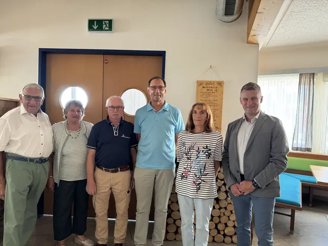 Herta und Gerald Fasching im Kreise der Gratulanten | Foto: Marktgemeinde Gastern