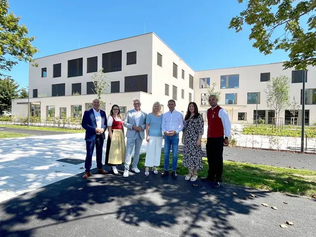 Der Bildungscampus Oberwart ist fertig: Vizebürgermeister Michael Leitgeb, Stadtkapelle-Obfrau Angelika Bayer-Miertl, Bürgermeister Georg Rosner, Volksschul-Direktorin Roswitha Imre, PEB-Geschäftsführer Thomas Rosner, ZMS-Direktorin Ramona Tomisser und Kapellmeister Alexander Pongracz | Foto: Stadtgemeinde Oberwart