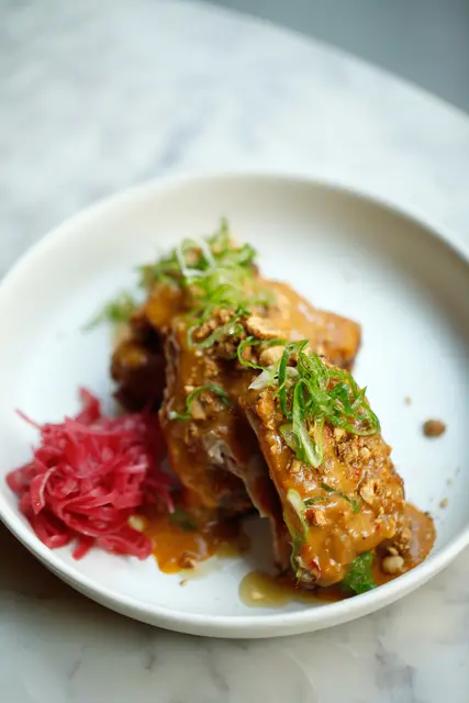 Die Ribs werden im "Kikko Bā" mit Erdnussbutter mariniert.  | Foto: Sandra Jedliczka