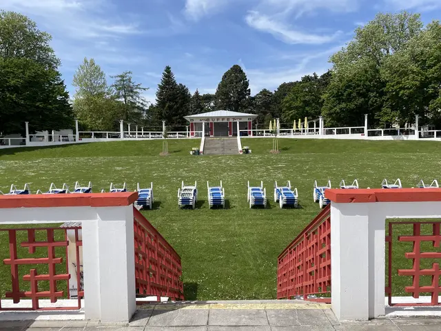 Auch im Kongressbad kann ein offener Bücherschrank gefunden werden. | Foto: Laura Rieger/RMW