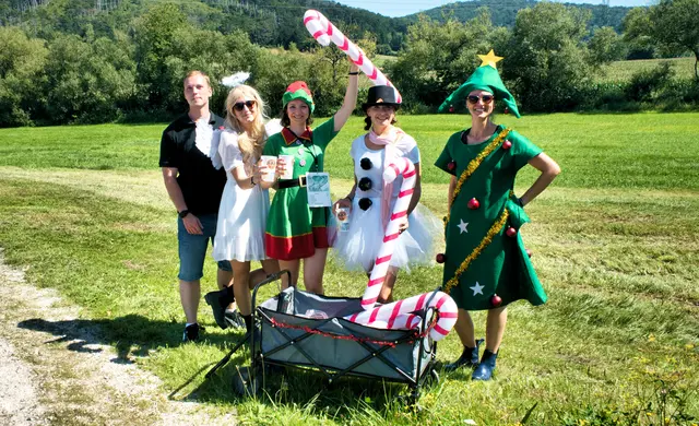 Jingle Bells bei mehr als 30 Krügerl im Schatten: Paul, Tamara, Daniela, Julia und Andrea