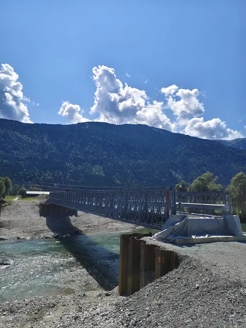 Die Behelfsbrücke soll sicherstellen, dass die Schattseite während der gesamten Sanierungsarbeiten erreichbar bleibt.  | Foto: MeinBezirk