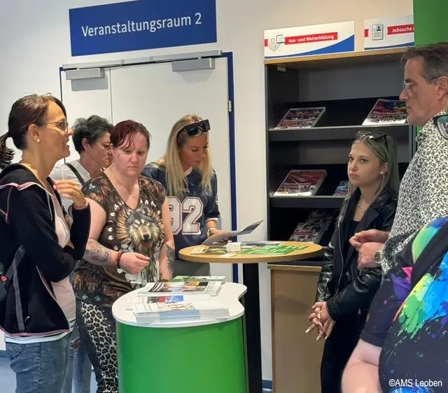 Interessierte Besucherinnen nutzten die Gelegenheit, sich persönlich zu informieren. | Foto: AMS Leoben