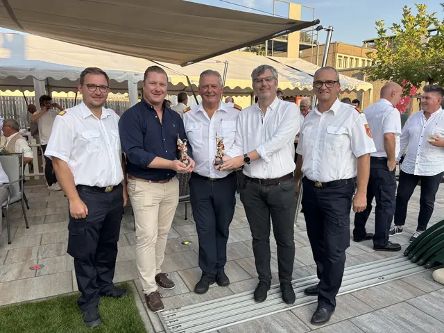 Andi Brandstetter und Christoph Gruber bekamen je eine heilige Floriani-Figur von Didi Fahrafellner überreicht. | Foto: Tanja Handlfinger