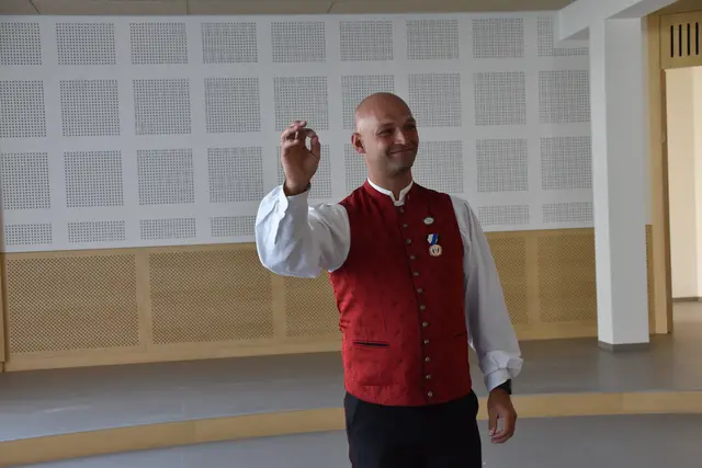 Kapellmeister Alexander Pongracz "dirigiert" im neuen Proberaum. | Foto: Michael Strini