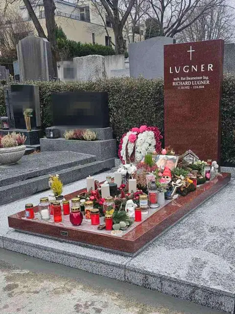 Pünktlich vor Weihnacht wurde der rötliche Grabstein des verstorbenen Baumeisters Richard Lugner am Grinzinger Friedhof fertiggestellt und aufgestellt.  | Foto: APA