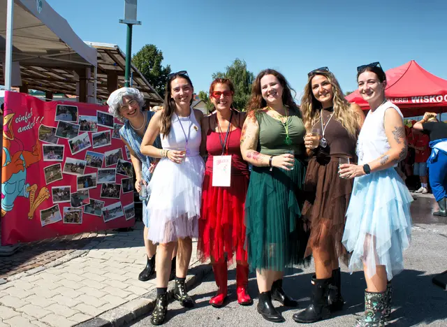 5 Element: Jessica, Nina, Claudia, Zoe und Julia