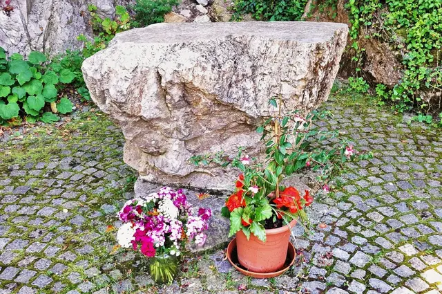 Der aus dem Gestein der Felsgrotte gefertigte Altar  | Foto: © Silvia Plischek
