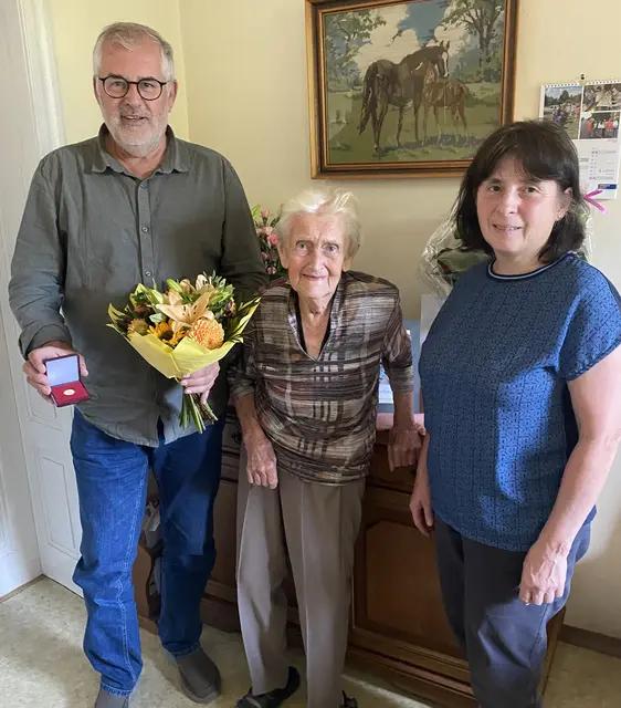 Bgm. Franz Dam, Jubilarin Kiener Maria, Kiener Gertraud | Foto: Marktgemeinde Absdorf