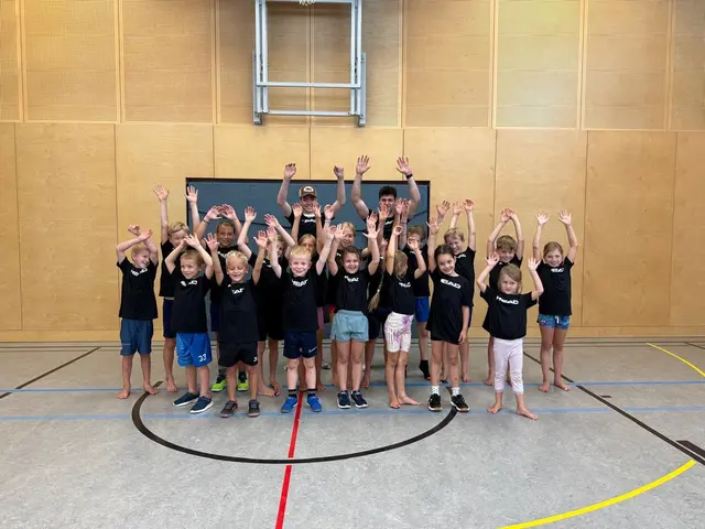 Die Kinder haben sichtlich Spaß beim Training mit den jungen Ski-Profis. | Foto: Barbara Oberauer
