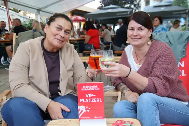 Die Stipsits-Fans Karin Konrad (links) und Nicole Konrad gewannen für das Sommerkino die beiden VIP-Plätze, die Meinbezirk im Vorfeld verlost hatte. | Foto: Martin Wurglits