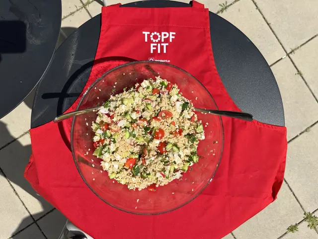 Frisch, bunt und leicht – der perfekte Sommersalat mit Bulgur, Feta und Gemüse. | Foto: Antonia Janda