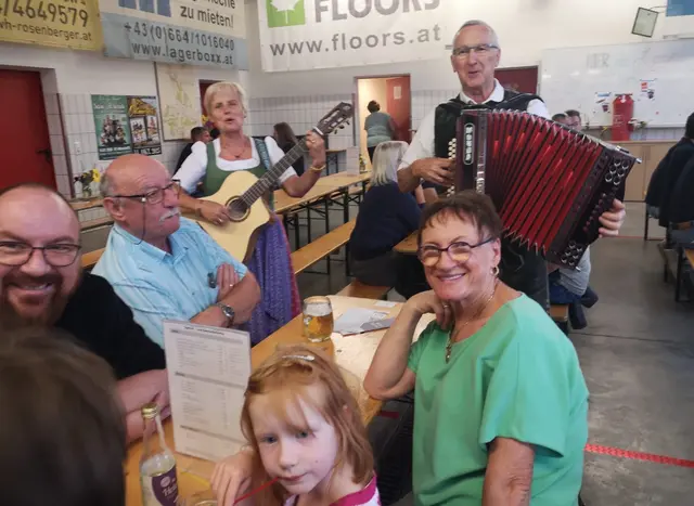 Für die nötige Stimmungsmusik beim Dämmerschoppen sorgte " Inge und Peter Krones".