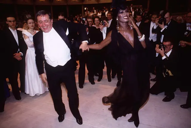 Auch mit Grace Jones tanzte Lugner am Opernball. | Foto: picturedesk.com