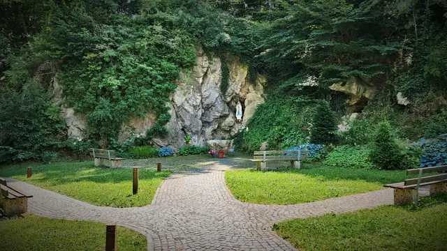 Die Lourdesgrotte von Heiligenkreuz ... &gt; Intro 2 &lt;  | Foto: © Silvia Plischek