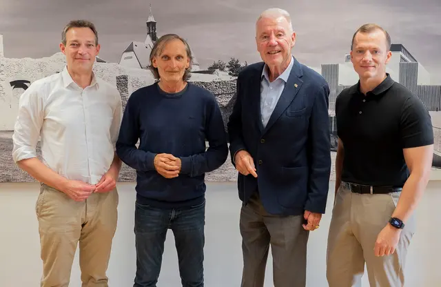 Stadtrat Philipp Gruber, Fußball-Experte Alfred Tatar, Bürgermeister Klaus Schneeberger und Gemeinderat Niki Dopler. | Foto: Stadt Wiener Neustadt/Maurer